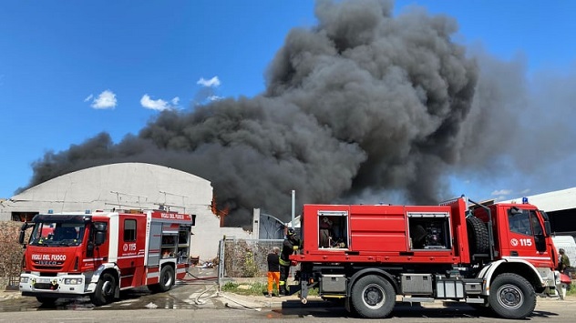 Cagliari. Ancora in corso le operazioni dei pompieri nell'area colpita dal devastante rogo