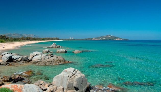 Le Bandiere Blu sventolano sulle spiagge di Tortolì: è il primo comune della Sardegna per numero di vessilli