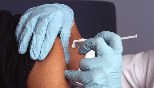 Vaccino anti-Covid, 34enne colpita da trombosi