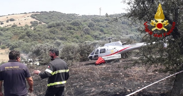 Ozieri: elicottero della Forestale costretto ad atterrare dopo aver centrato i cavi media tensione 