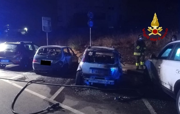 Quattro auto in fiamme a Pirri, intervento dei Vigili del Fuoco