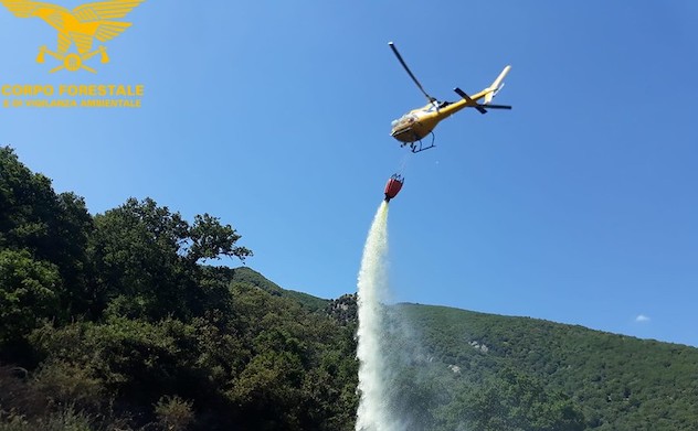 Incendi a Ozieri e Buggerru, in azione gli elicotteri del Corpo forestale