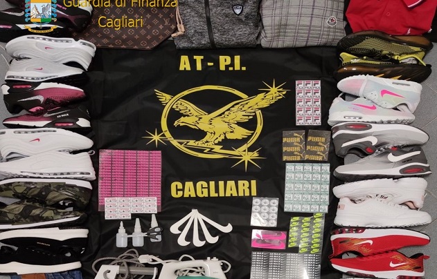 Cagliari, mascherine non conformi e migliaia di articoli contraffatti: nei guai un commerciante e un extracomunitario