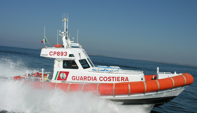 Noleggiano un barcone ma si crea una falla: 12 turisti tratti in salvo a Baunei