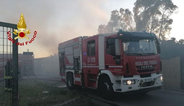 Vasto incendio in due terreni a Maracalagonis