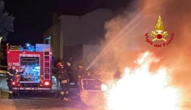 Notte di straordinari per i Vigili del Fuoco di Cagliari, in fiamme autovetture e vegetazione