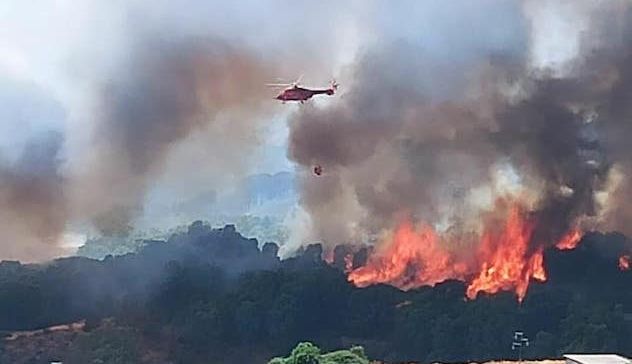 Vasto incendio sul Montiferru, case evacuate a Santu Lussurgiu