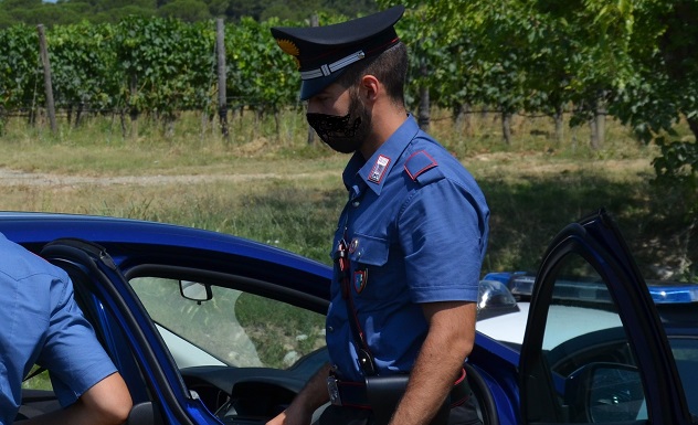 Si ribalta con l'auto e la abbandona a bordo strada, individuato dai carabinieri