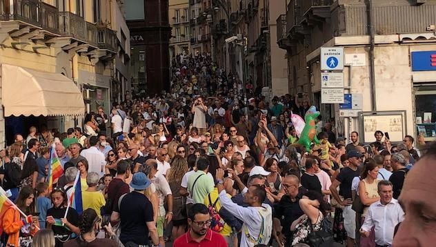 In piazza per dire no al Green pass. Migliaia di persone sfilano a Cagliari
