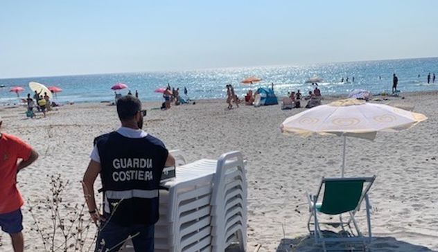 Noleggiatore abusivo di lettini e ombrelloni sulla spiaggia di Orosei fermato e denunciato 