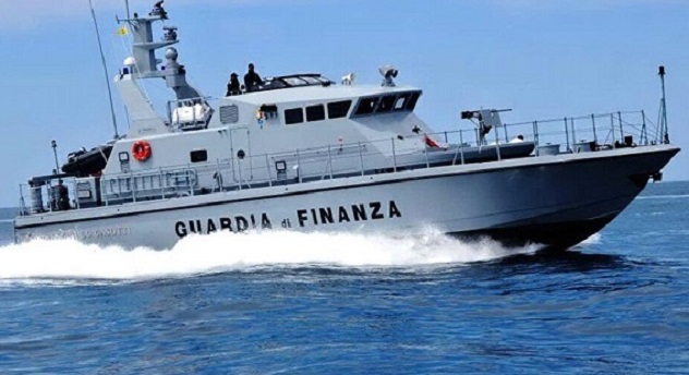 Comandante yacht occupa spiaggia tutelata a La Maddalena senza autorizzazione: denunciato