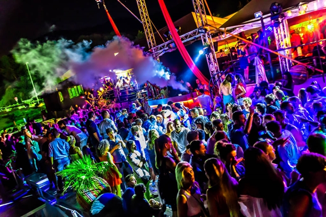 Sigilli in una discoteca a Rimini: dentro ballavano oltre mille giovani