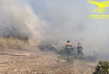 Incendio a Villaspeciosa, sul posto due elicotteri