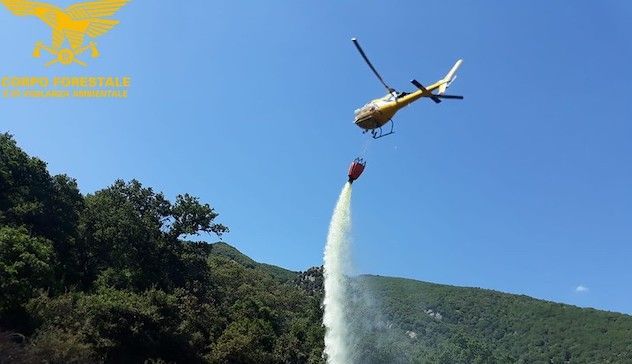 Ancora fiamme in Sardegna. Elicottero in azione a Morgongiori