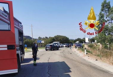 Incidente all’altezza del bivio per San Pantaleo: un ferito trasportato con l’elisoccorso a Sassari