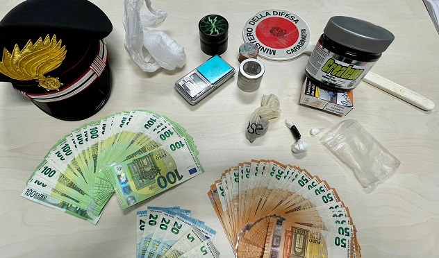 In casa cocaina e oltre 6mila euro in contanti: un giovane nei guai