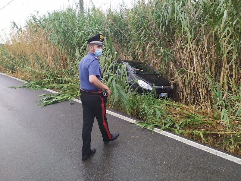 Due giovani a bordo di un'auto rubata arrestati dai Carabinieri dopo un inseguimento