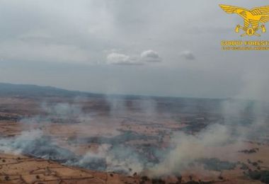 Ancora fiamme in Sardegna: oggi 23 incendi, intervento aereo a Bortigali
