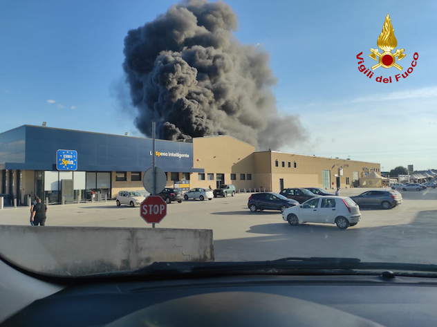 Vasto incendio a Sassari: feriti due vigili del fuoco