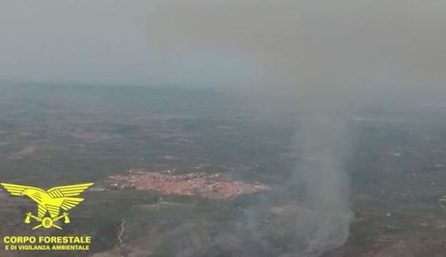 Oggi 14 incendi in Sardegna, due interventi con gli elicotteri