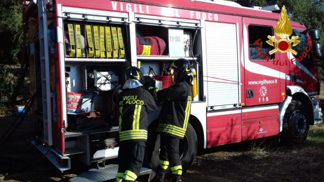Due veicoli in fiamme nella notte a Sassari: indagini in corso