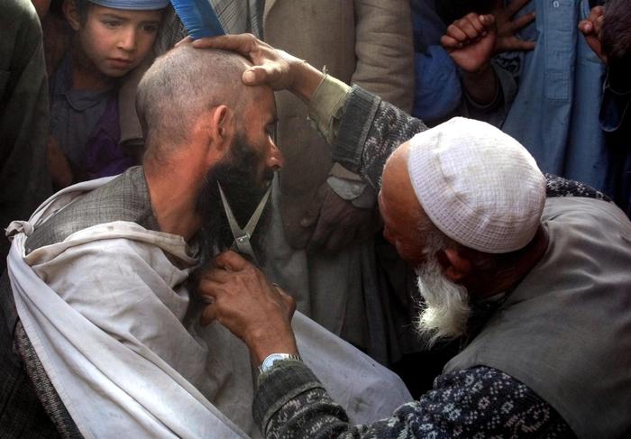 Afghanistan: i Talebani vietano il taglio delle barbe