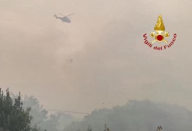 Incendi a Pozzomaggiore e Villanovafranca, elicotteri in azione
