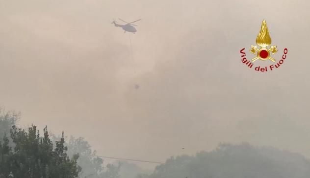 Incendi a Pozzomaggiore e Villanovafranca, elicotteri in azione
