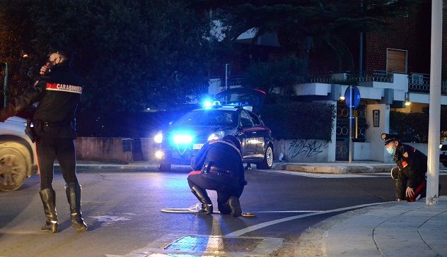 Forza posto di blocco poi si schianta con auto dei carabinieri: era in possesso di cocaina
