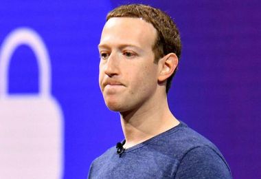 Facebook, Instagram e WhatsApp 'down', Zuckerberg perde 6 miliardi di dollari