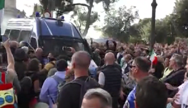 Roma. Tensioni e scontri con la polizia durante manifestazione contro green pass