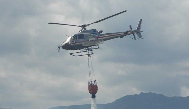 Fiamme in due diverse aree di Bortigali: in volo quattro elicotteri