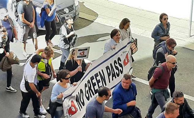 Proteste contro obbligo Green pass a Cagliari: secchiata d'acqua contro manifestanti