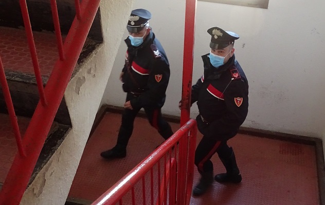 Coca ed eroina occultate nel vano ascensore di una palazzina a Cagliari