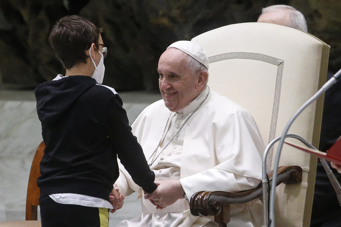 Udienza Papa Francesco: bimbo sale sul palco e lui gli dà una sedia