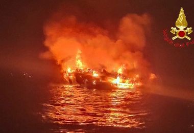 Imbarcazione in fiamme nelle acque di Siniscola