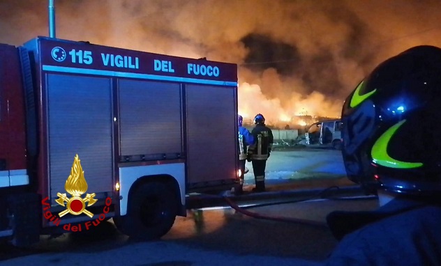 Incendio a Cagliari, Vigili del fuoco in azione nella notte