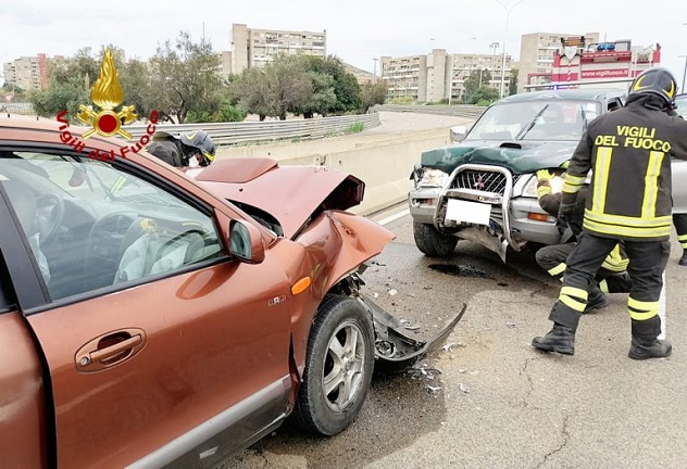 Frontale a Cagliari: quattro persone coinvolte, due all'ospedale in codice rosso