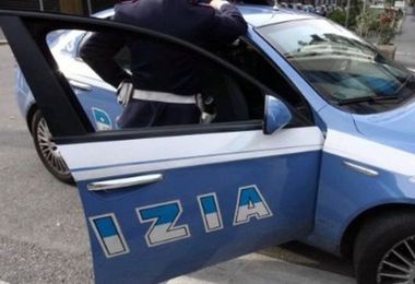 Maltratta cane e ferisce gli agenti intervenuti, sardo nei guai in Toscana