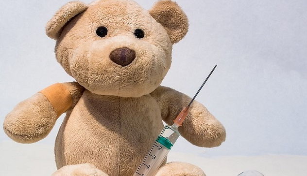 Coronavirus, i vaccini ai bambini delle elementari? In Italia via libera entro Natale