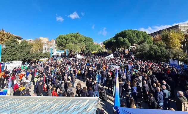 In migliaia si riversano in piazza a Nuoro per rivendicare diritto alla salute