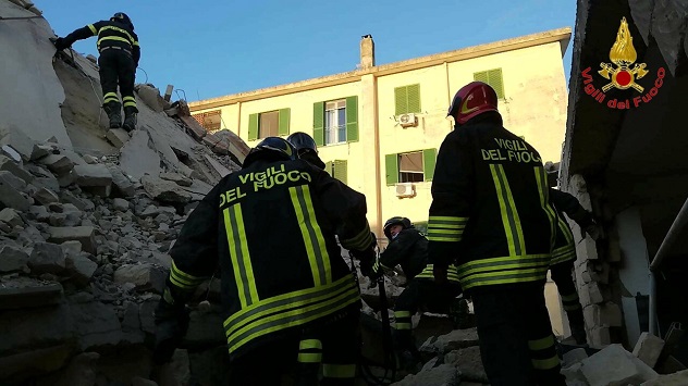 Villetta salta in aria dopo fuga di gas: donna estratta viva da macerie muore in ospedale