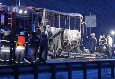 Bus si ribalta e prende fuoco: 46 persone perdono la vita