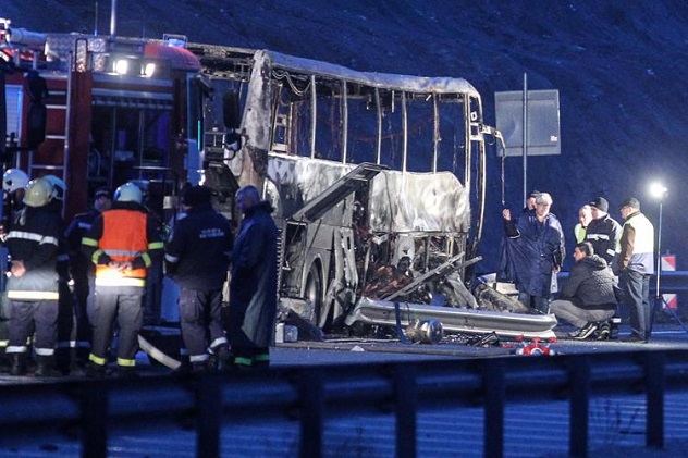 Bus si ribalta e prende fuoco: 46 persone perdono la vita