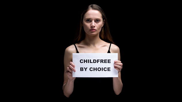 “Noi bambini non ne vogliamo!” Perché tanti giovani adulti di oggi si identificano in un futuro senza figli?