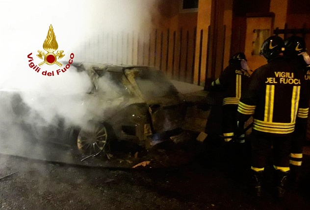Auto in sosta in fiamme ad Assemini, Vigili del Fuoco evitano danni ad appartamento 
