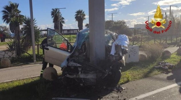 Cagliari. Auto contro palo: incidente mortale al Poetto, intervengono i Vigili del Fuoco