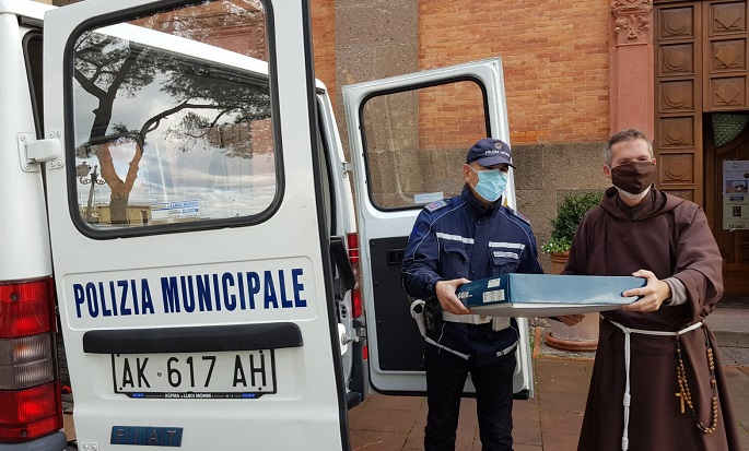 Sassari. Dalla Polizia locale due furgoni carichi di doni per famiglie e comunità