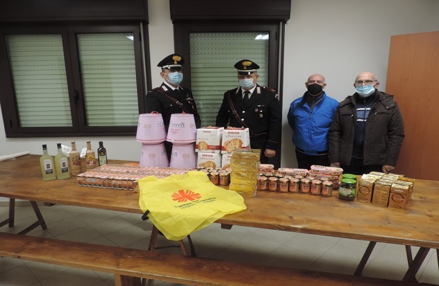 Alimenti rubati e recuperati: i carabinieri di Arzachena li donano alla Caritas