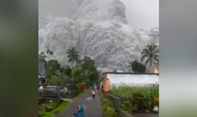 Erutta vulcano in Indonesia: un morto e almeno 40 feriti